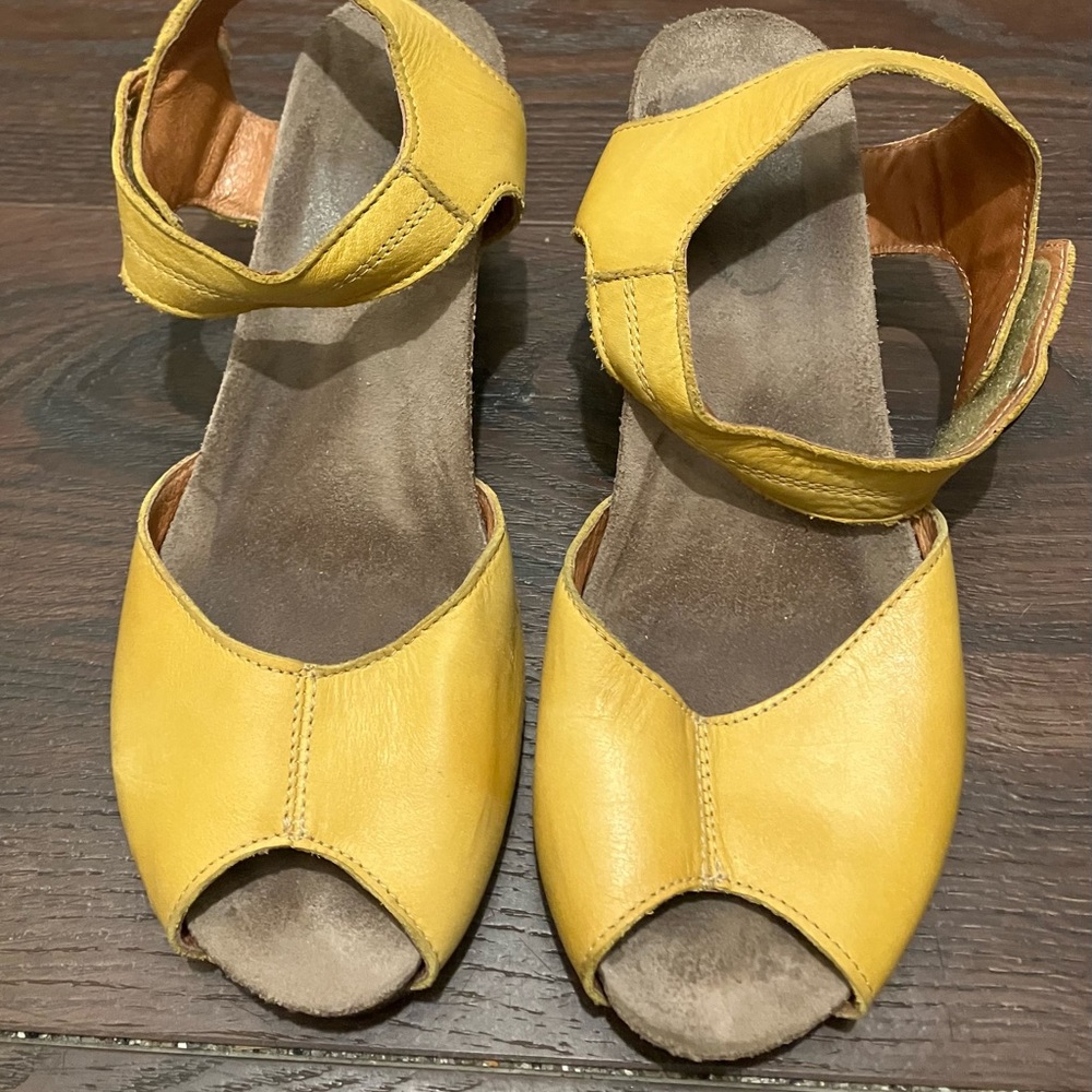 Tao mustard 37 sandal